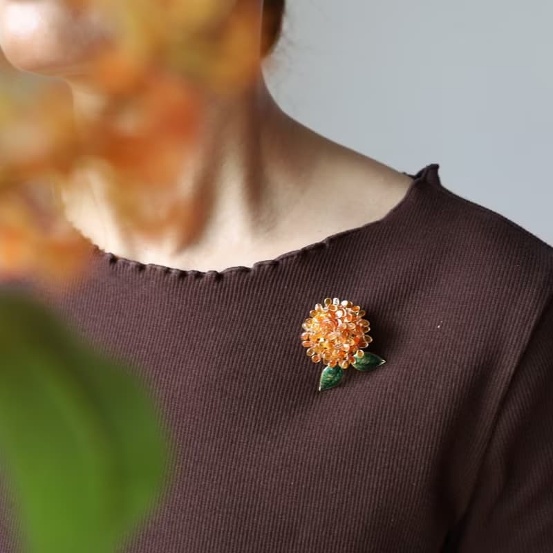 秋風に香る　金木犀のブローチ