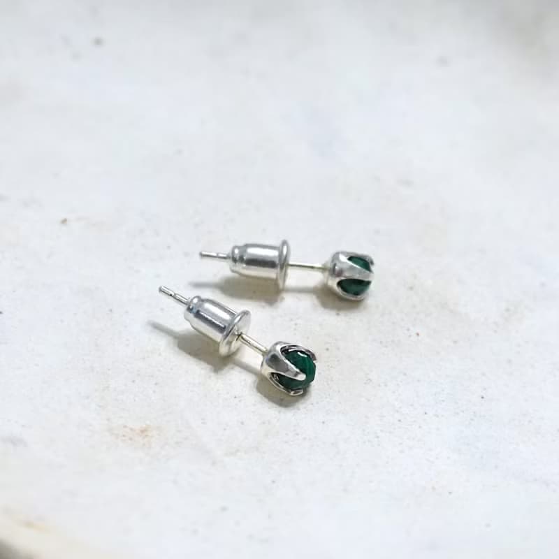 ll 孔雀石純銀耳骨針 ll 3mm孔雀石 - 925銀耳針 / 附銀耳堵 一對