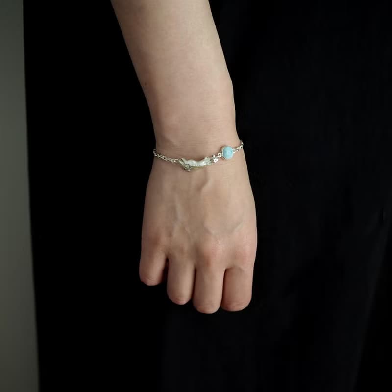 ふりむき白猫ブレスレット ラリマー