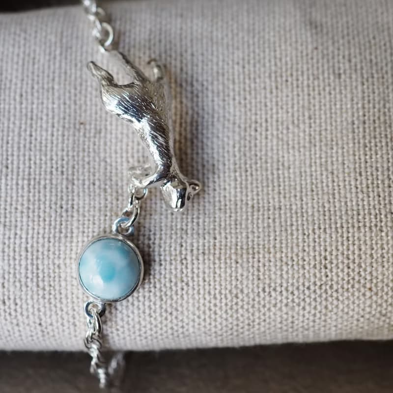 ふりむき白猫ブレスレット ラリマー