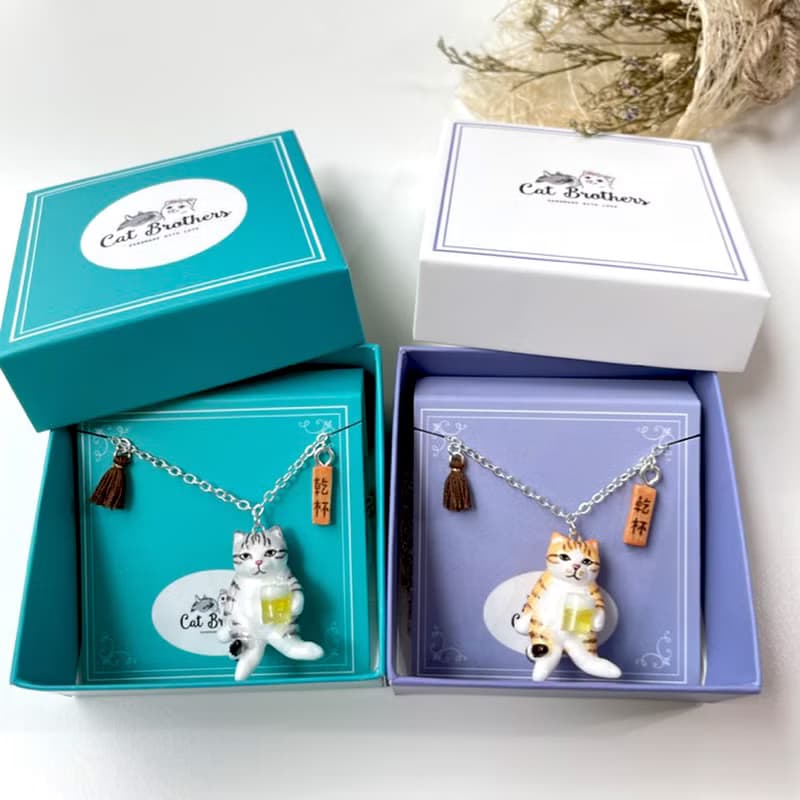 Grey Tabby cat drinking beer necklace - Kanpai collection, Tabby cat necklace