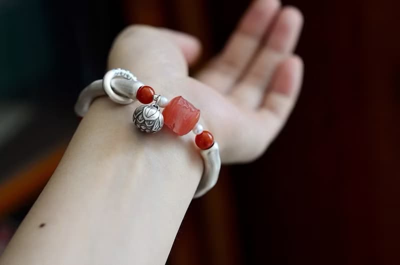 手工純銀簡約圓骨半鐲 南紅六字箴言桶珠設計單圈手串手鍊