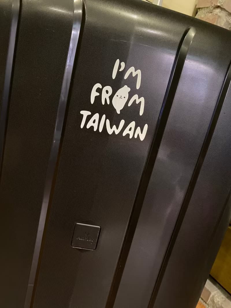 I am from Taiwan我是台灣人 紅色銀色金色反光貼紙 車貼行李箱貼