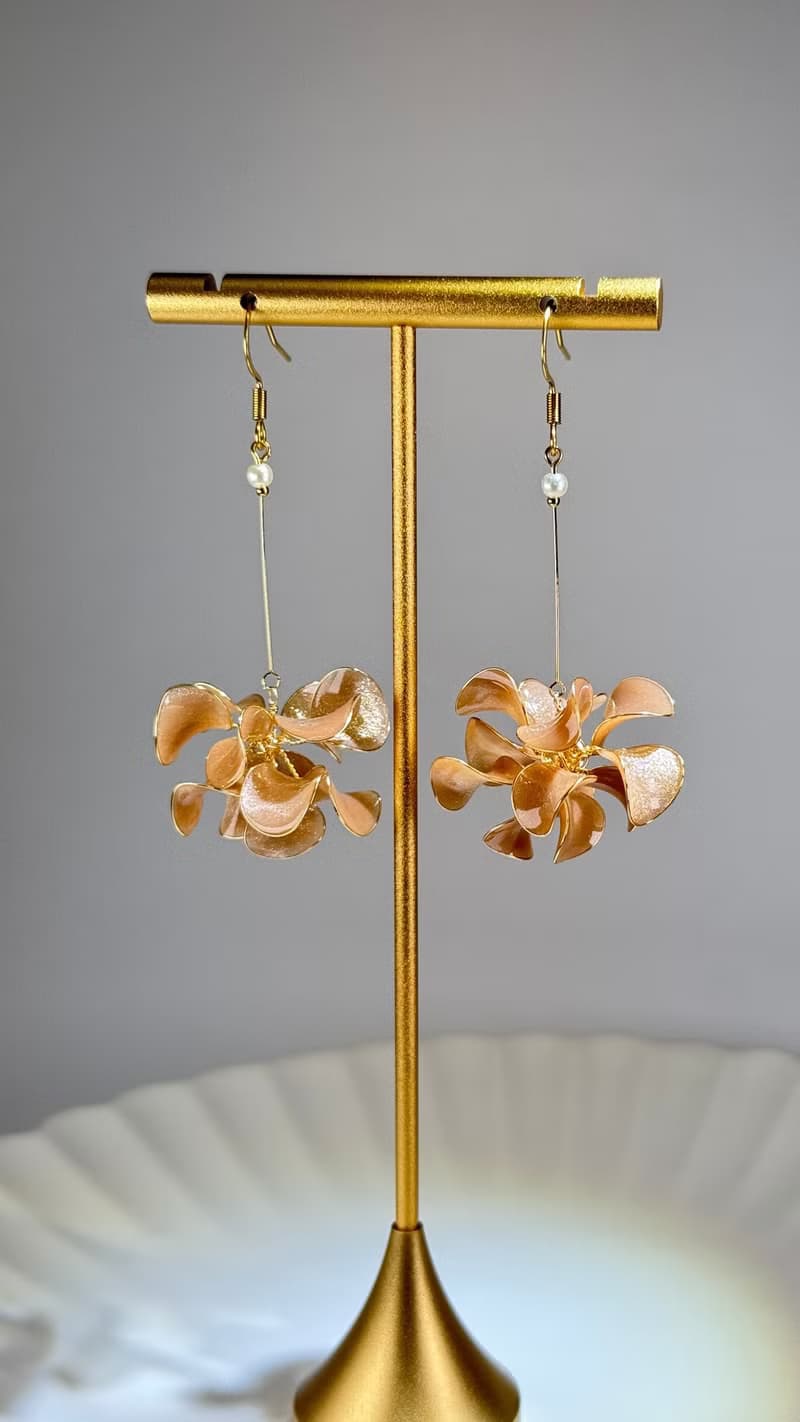 #008 作品8號  飄飄花球- 沙漠膚金 手工耳環【cindyandtong】