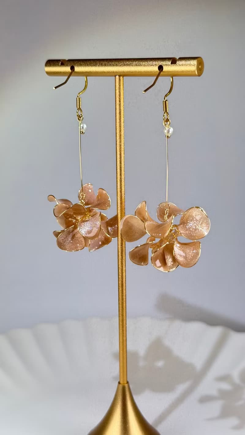 #008 作品8號  飄飄花球- 沙漠膚金 手工耳環【cindyandtong】