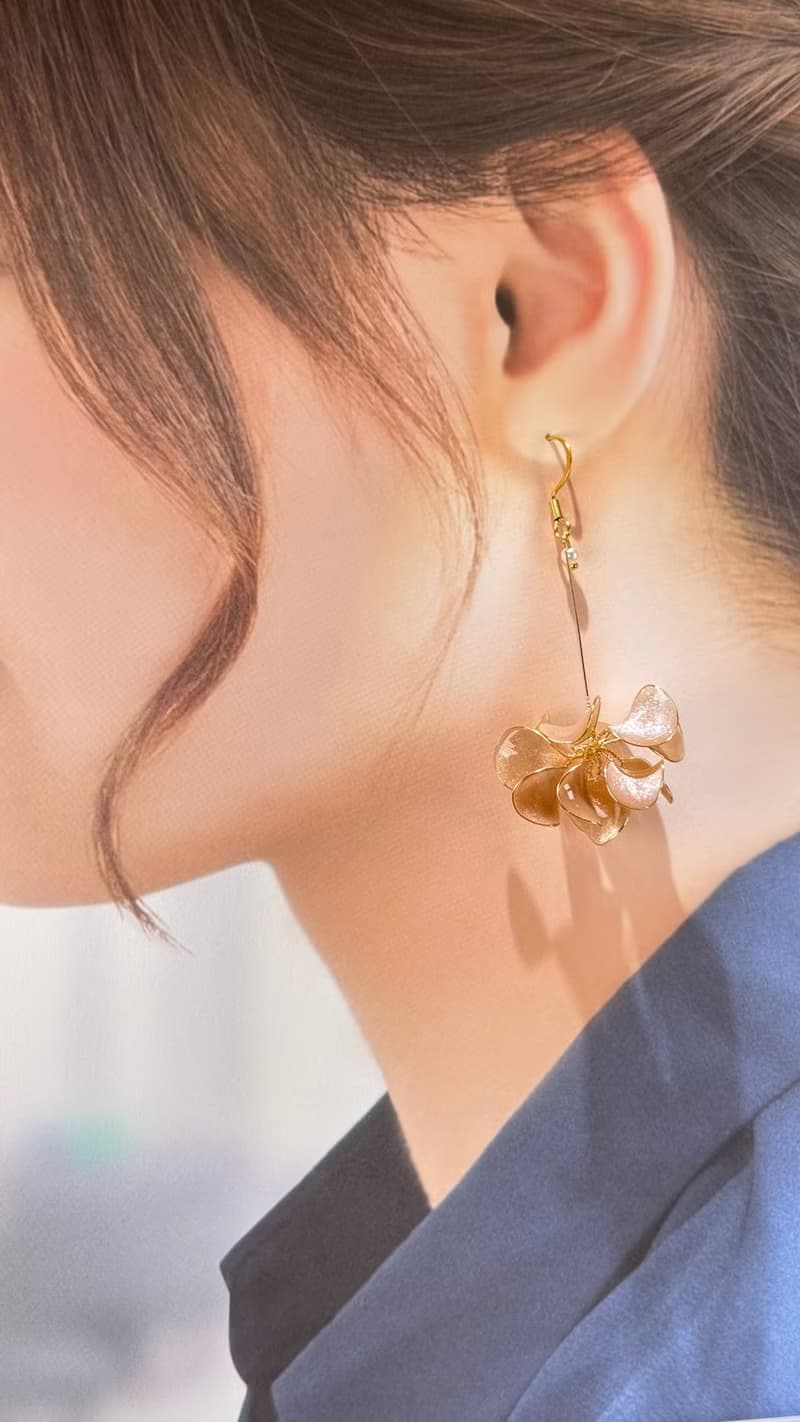 #008 作品8號  飄飄花球- 沙漠膚金 手工耳環【cindyandtong】