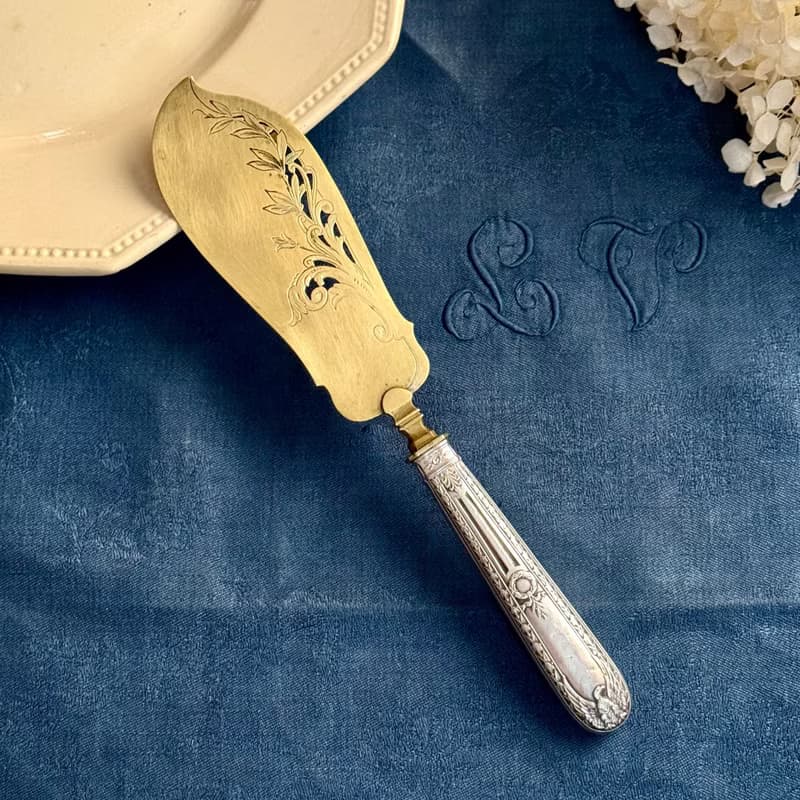 50639-典雅法國古董甜點鏟 純銀柄 銅鍍金鏤空花卉刀面