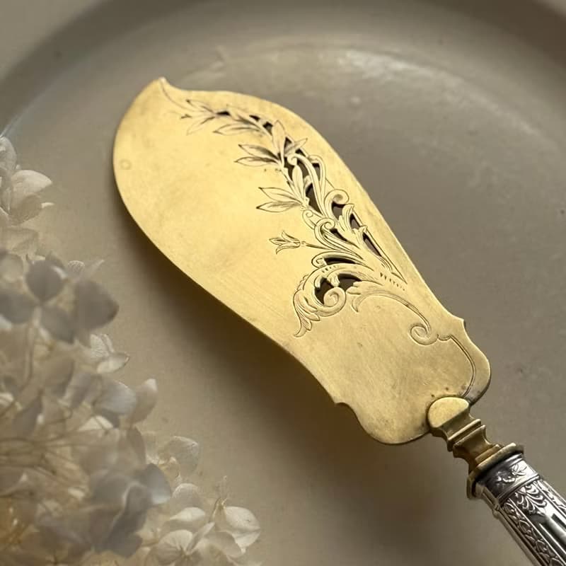 50639-典雅法國古董甜點鏟 純銀柄 銅鍍金鏤空花卉刀面