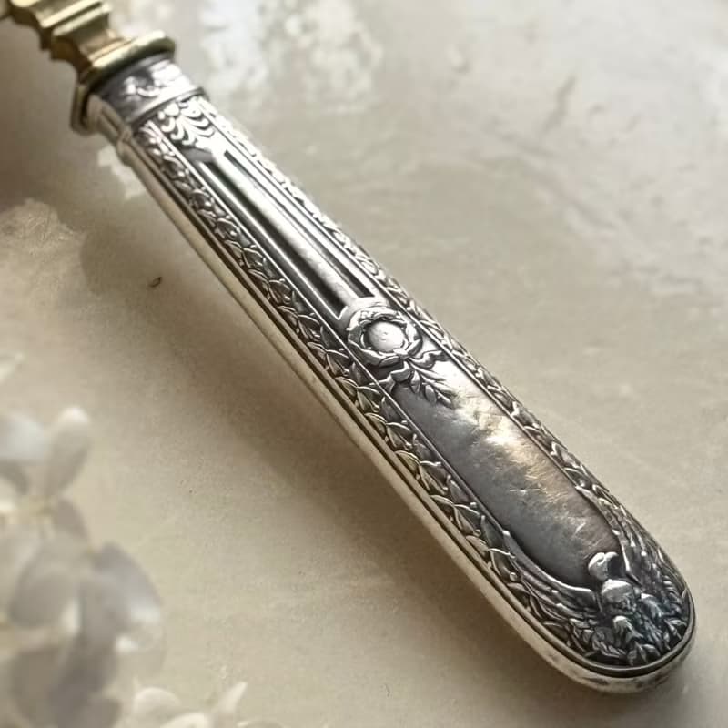 50639-典雅法國古董甜點鏟 純銀柄 銅鍍金鏤空花卉刀面