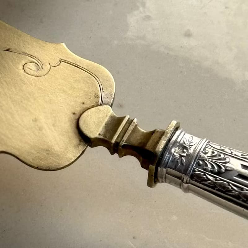 50639-典雅法國古董甜點鏟 純銀柄 銅鍍金鏤空花卉刀面