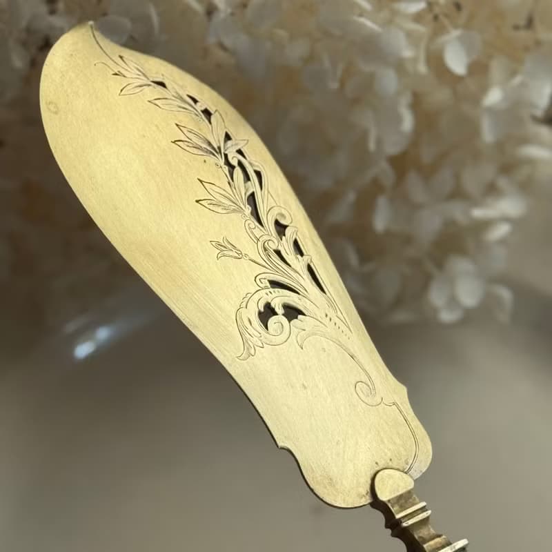 50639-典雅法國古董甜點鏟 純銀柄 銅鍍金鏤空花卉刀面