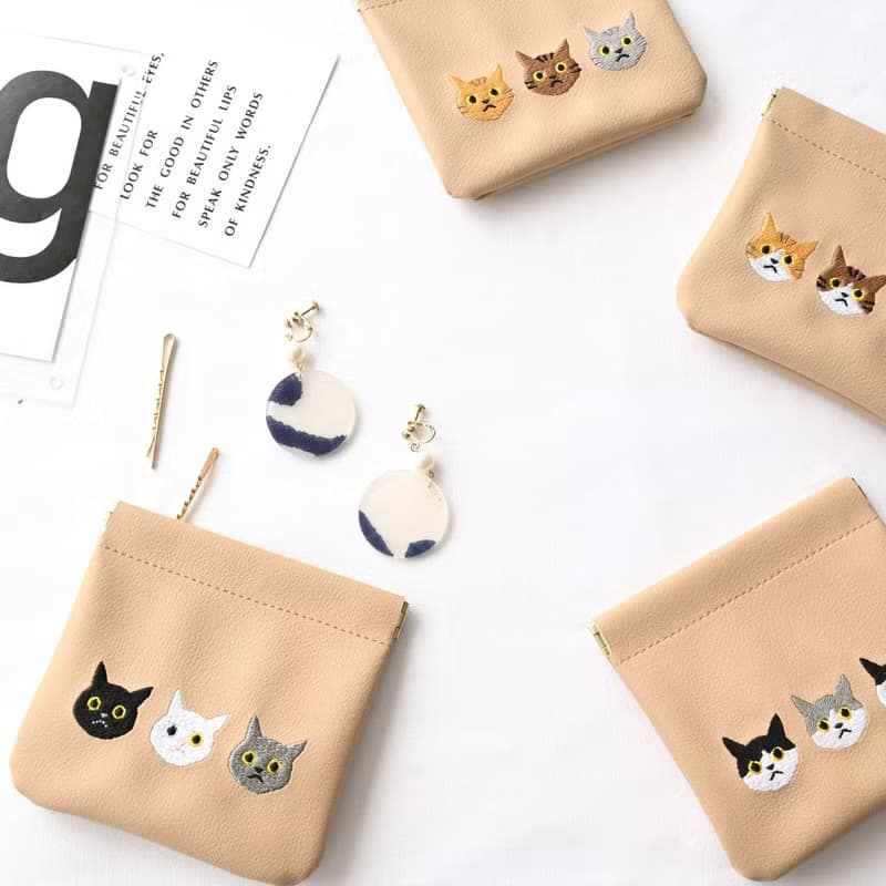 ばね口 マルチポーチ 【 3匹の猫 】 ワッペン 猫 小物入れ ポーチ バネポーチ アクセサリーポーチ ギフト A297I