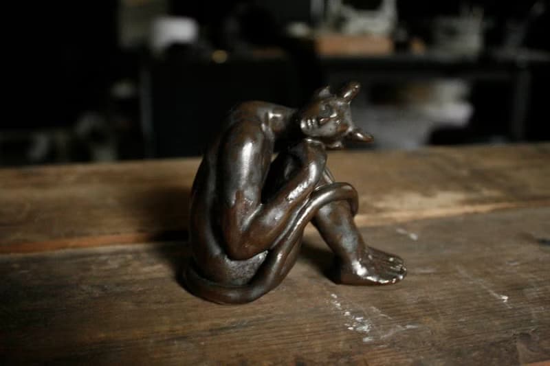 悲傷凝望的惡魔 (陶瓷 手工 雕塑 擺件)