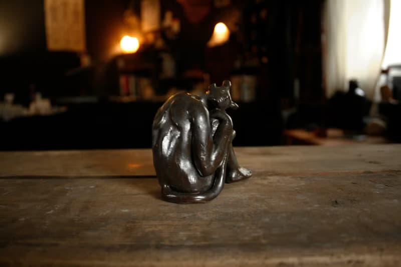 悲傷凝望的惡魔 (陶瓷 手工 雕塑 擺件)