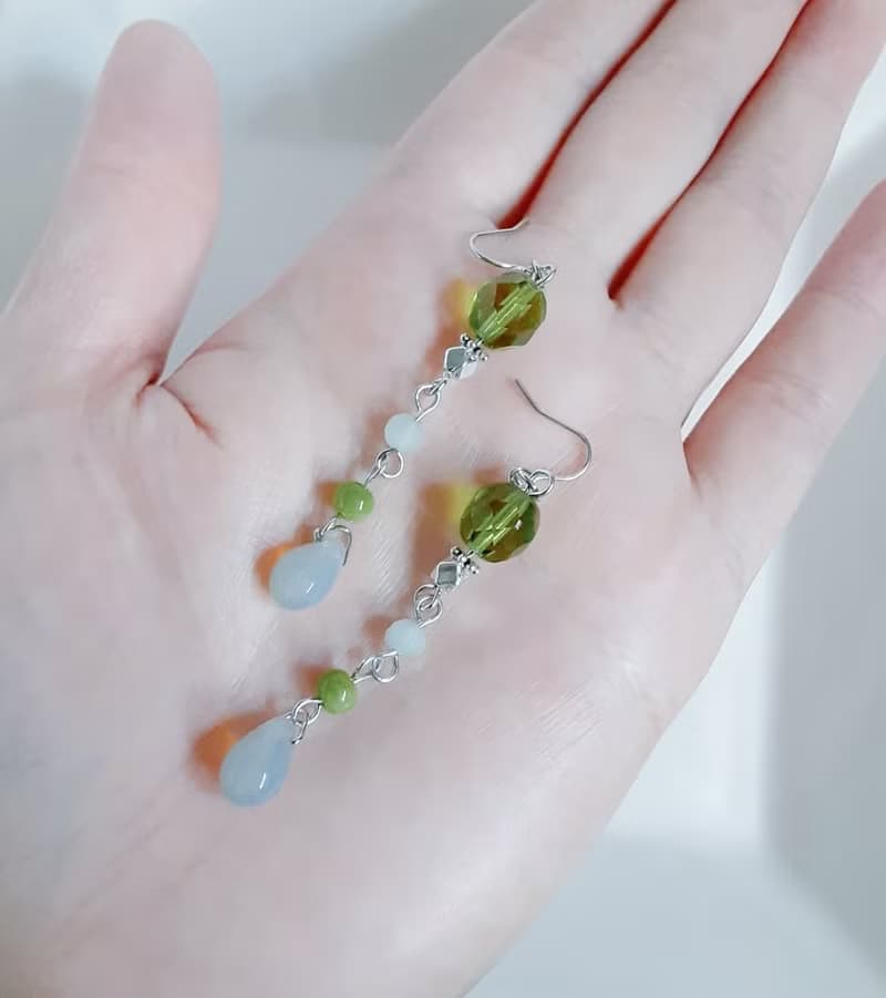 チェコビーズとガラスビーズのゆらゆらロングピアス 落ち着いたオリーブグリーン 捷克珠 生日禮物 绿色耳環 アレルギー対応ピアスまたはイヤリング変更可能