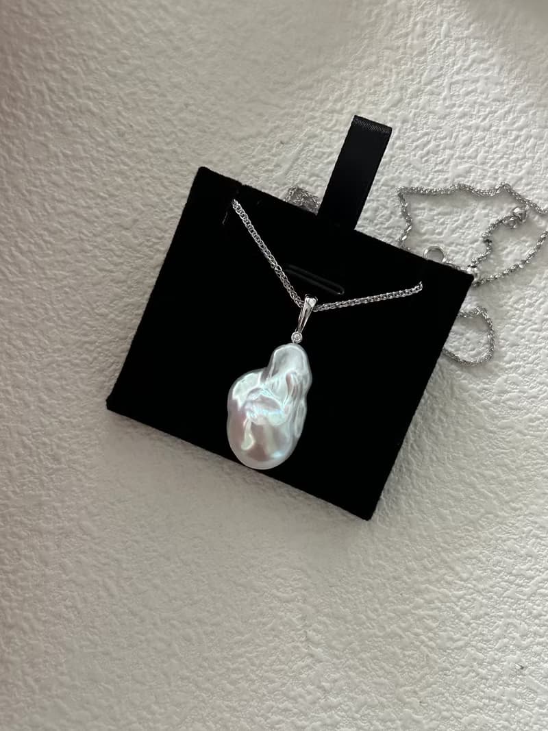 A Baroque natural pearl necklace 一颗巴洛克珍珠项链