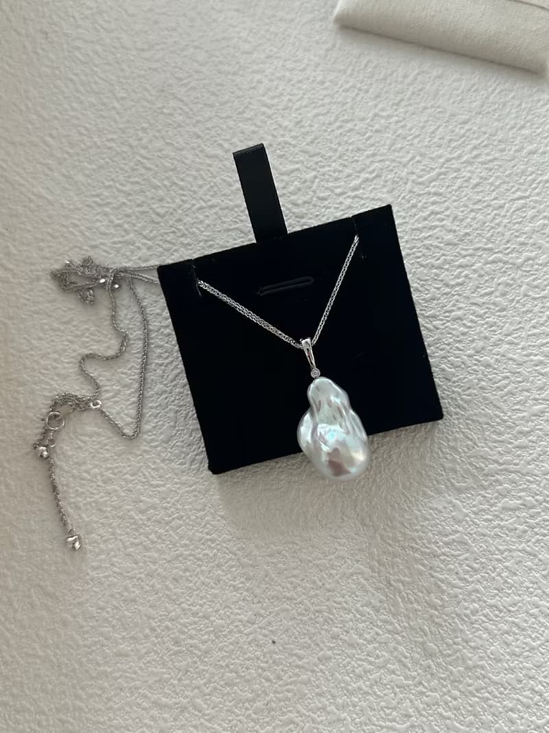 A Baroque natural pearl necklace 一颗巴洛克珍珠项链