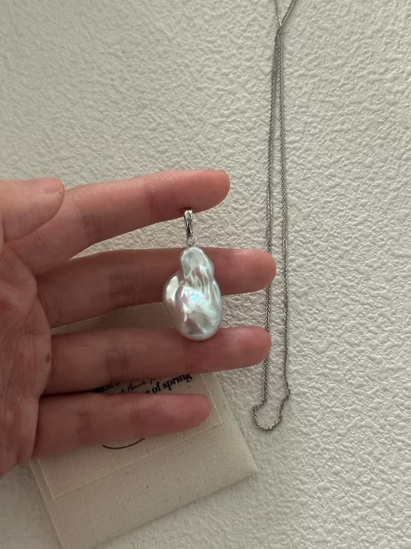 A Baroque natural pearl necklace 一颗巴洛克珍珠项链