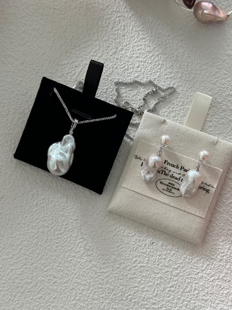 A Baroque natural pearl necklace 一颗巴洛克珍珠项链