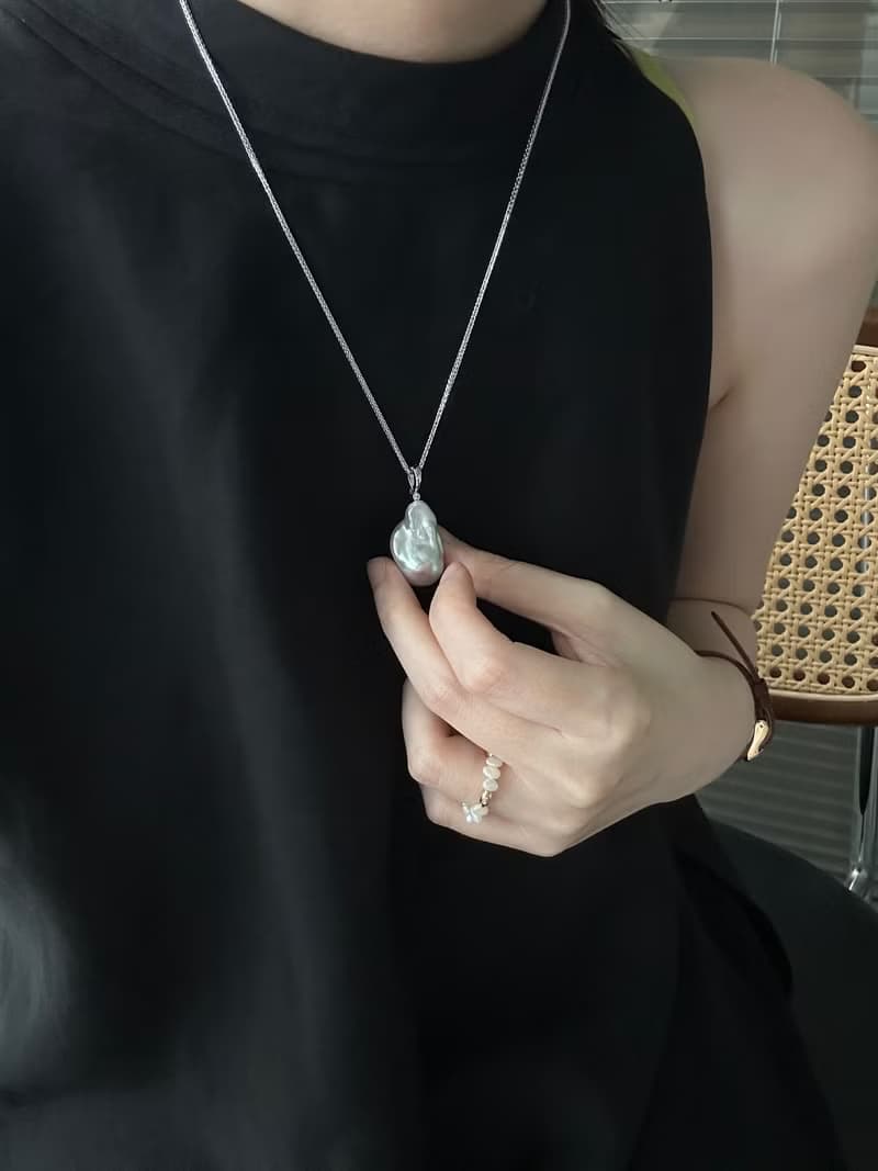 A Baroque natural pearl necklace 一颗巴洛克珍珠项链
