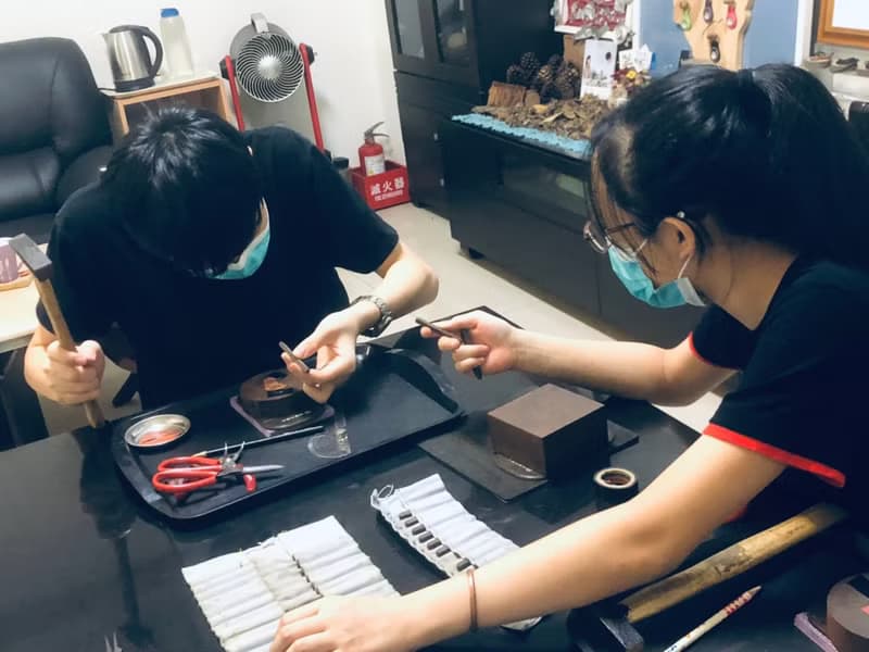 【體驗】金工手作│飛機鑰匙圈+染色可敲字│文化幣│台南旅遊
