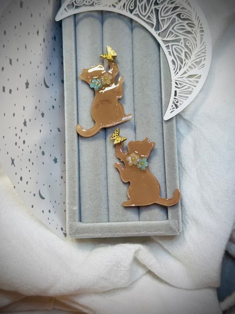 貓咪系列 - 撲蝴蝶的小貓耳環