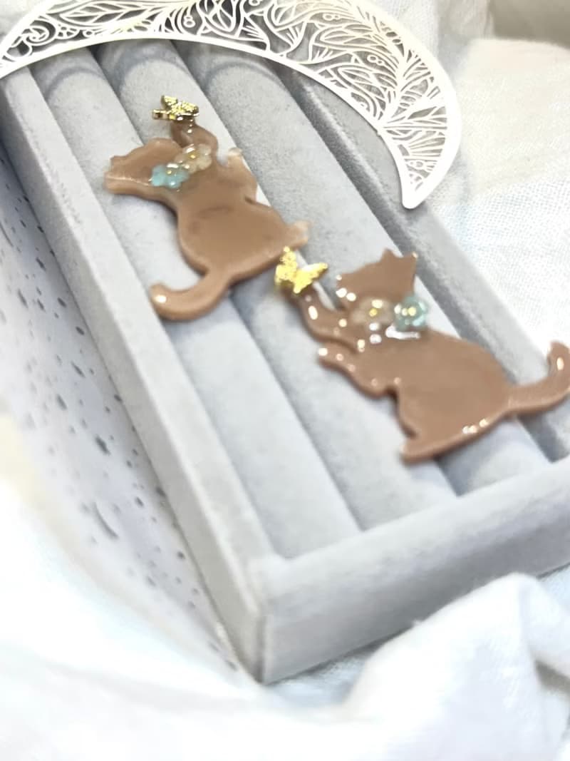 貓咪系列 - 撲蝴蝶的小貓耳環