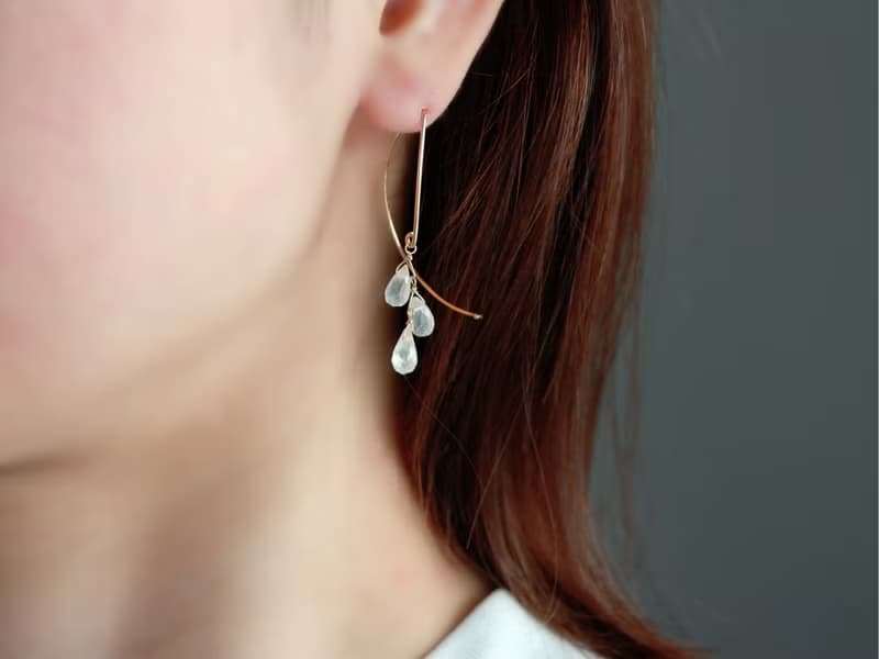 14kgf- Rainbow moonstone half curl pierced earrings