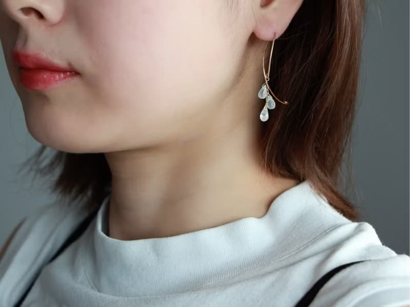 14kgf- Rainbow moonstone half curl pierced earrings