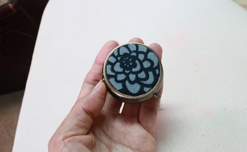 花 古銅款 圓形 分格藥盒 迷你 隨身攜帶 小物 收納盒 藥盒 ~