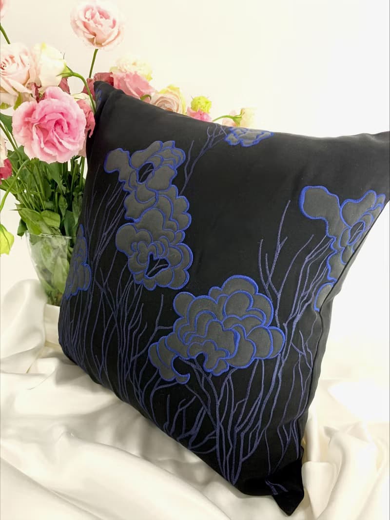 抱枕-黑色高雅刺繡花朵