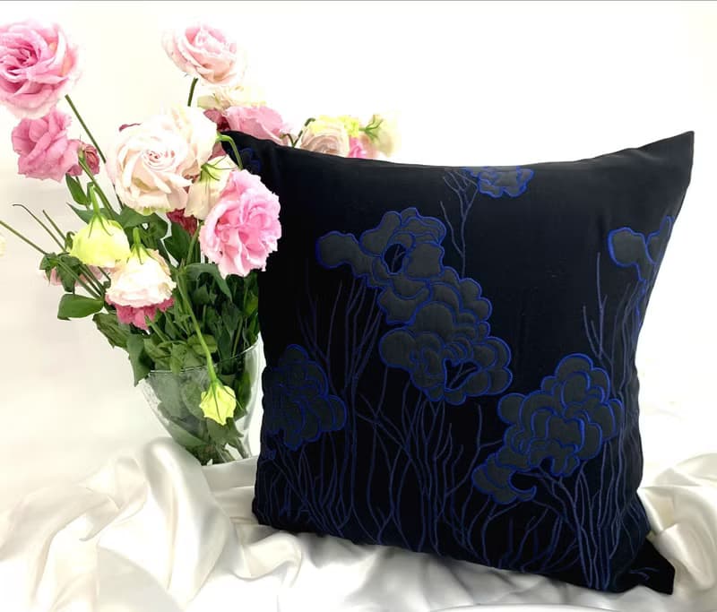 抱枕-黑色高雅刺繡花朵