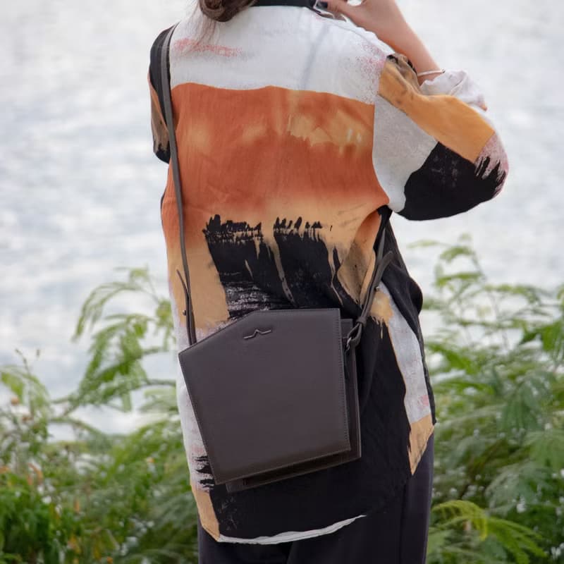 TAT・復古瀟灑罕有五角形簡約單肩斜揹包・可調節肩帶・朱古力