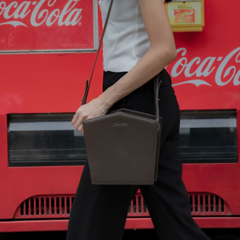 TAT・復古瀟灑罕有五角形簡約單肩斜揹包・可調節肩帶・朱古力