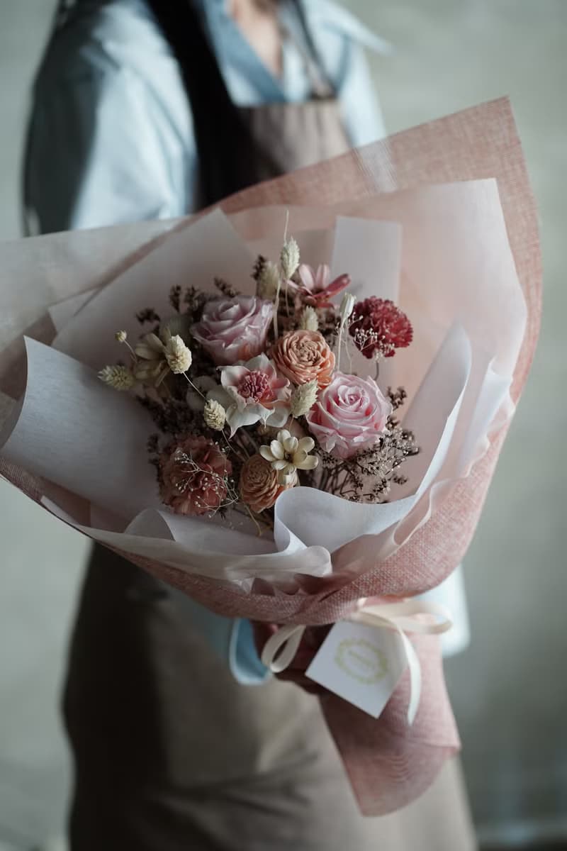 少女粉色永生玫瑰花束