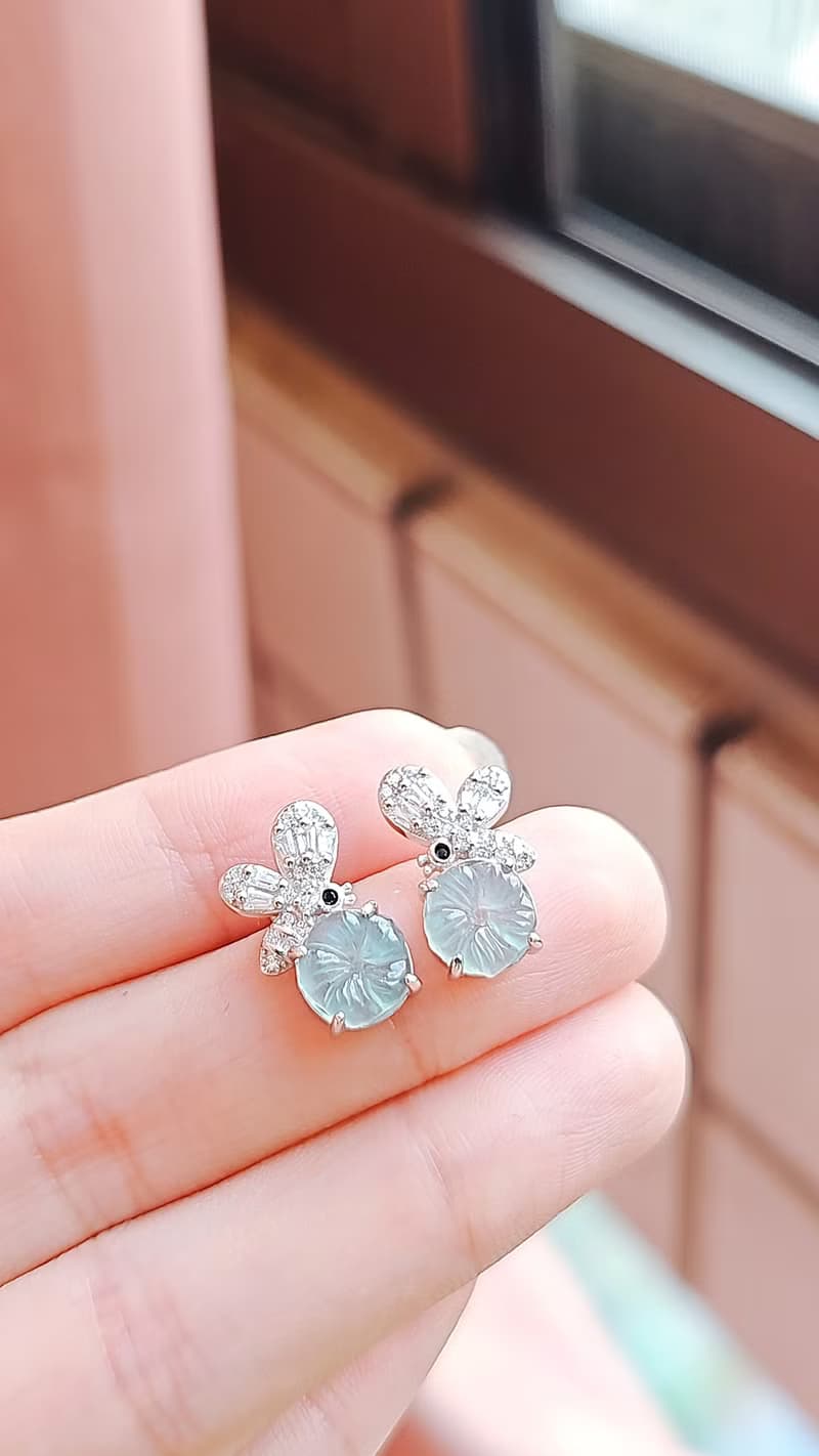 |仙氣冰玻藍花|A貨翡翠冰玻淡晴藍花7.8mm純銀鍍18k蝴蝶耳環