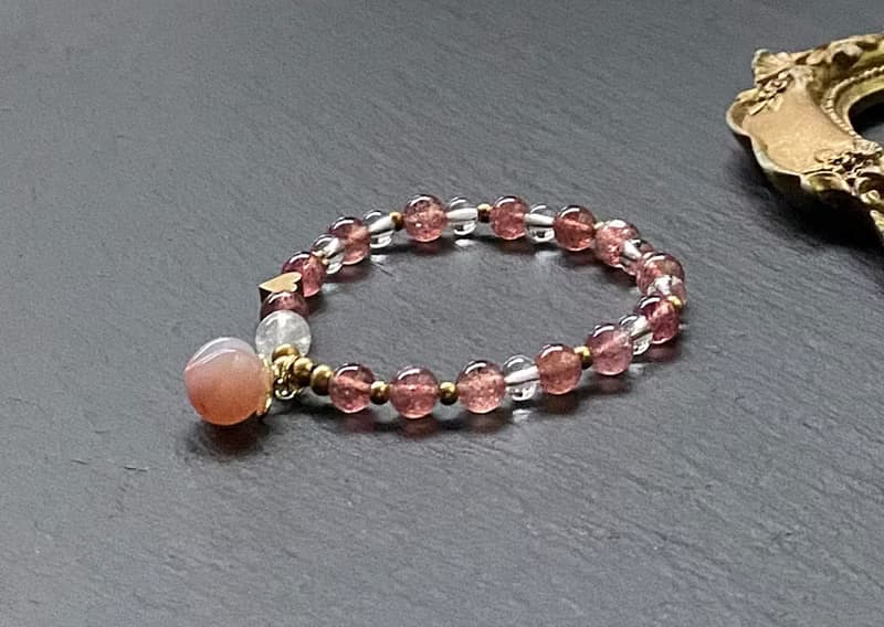 招桃花旺人緣-星光草莓晶x藍針白水晶x白水晶x鹽源瑪瑙黃銅手鍊