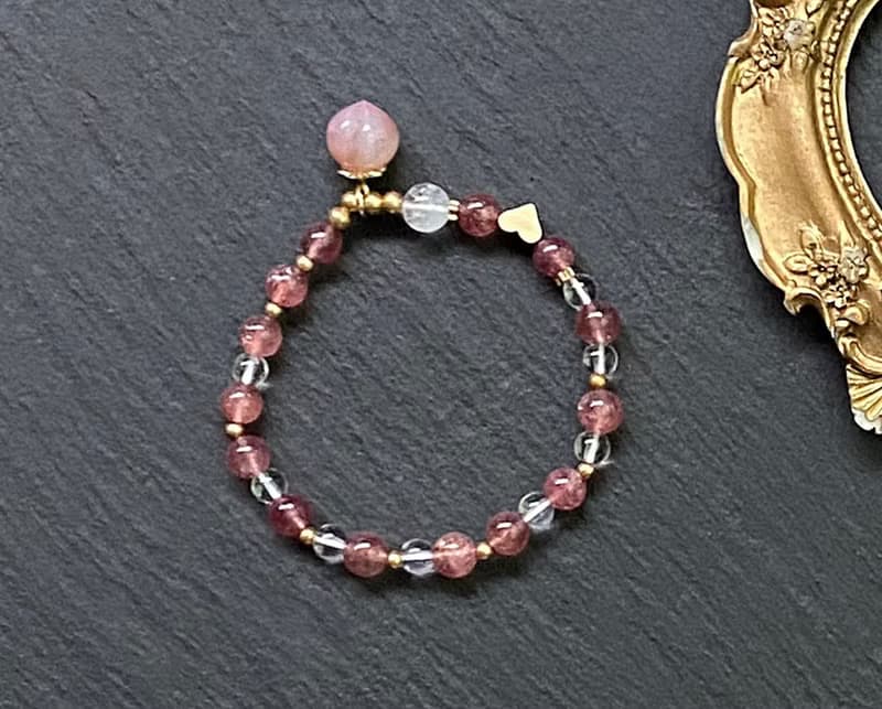 招桃花旺人緣-星光草莓晶x藍針白水晶x白水晶x鹽源瑪瑙黃銅手鍊