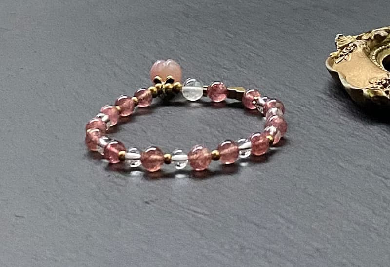 招桃花旺人緣-星光草莓晶x藍針白水晶x白水晶x鹽源瑪瑙黃銅手鍊