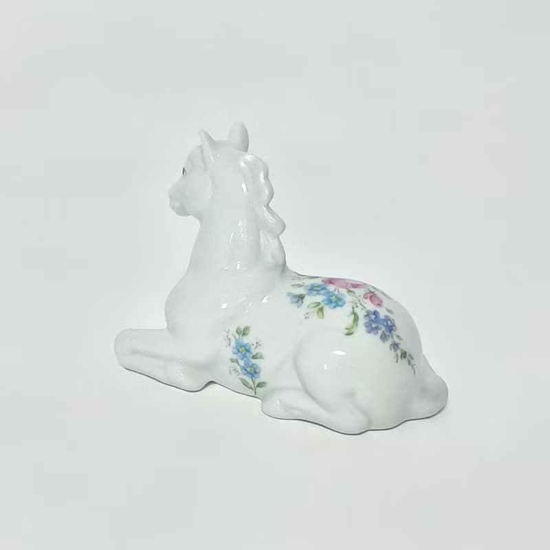 手描きの花の、馬のフィギュリン