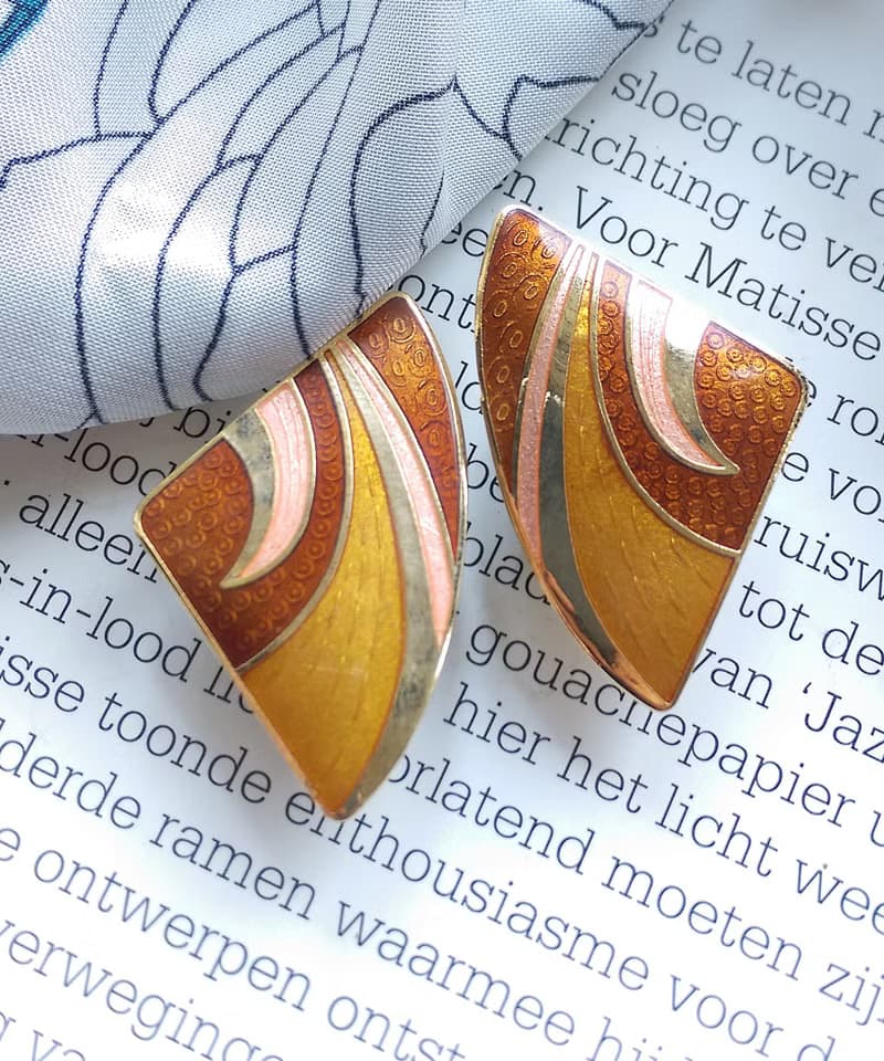 Vintage Jewelry 西洋古董飾品 景泰藍 黃色調 對稱線條 夾式耳環