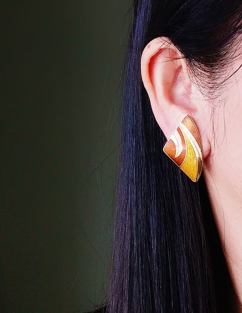 Vintage Jewelry 西洋古董飾品 景泰藍 黃色調 對稱線條 夾式耳環