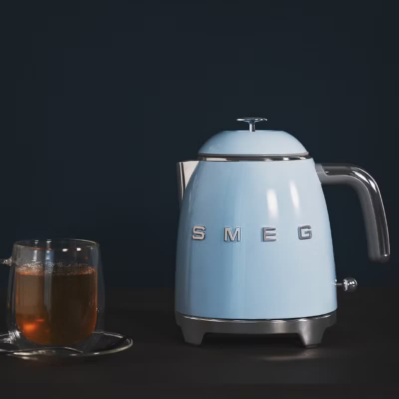 【SMEG】義大利復古0.8L迷你電熱水壺-粉藍色