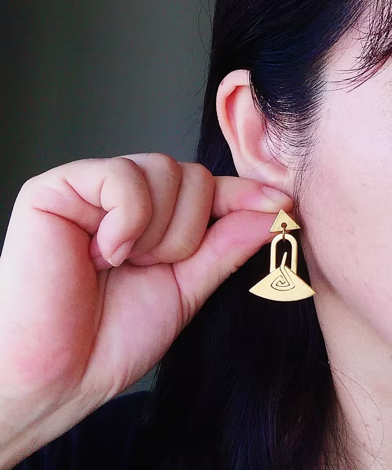 Vintage Jewelry 西洋古董飾品 Duri 金色調 啞光三角 針式耳環