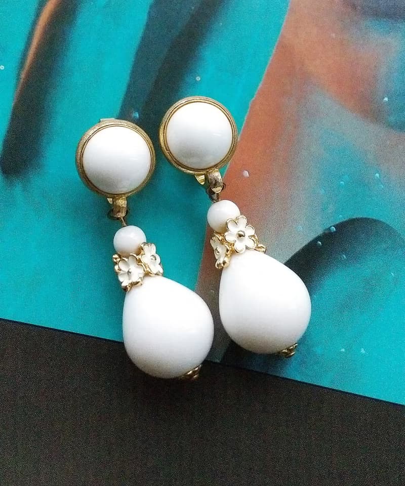 Vintage Jewelry 西洋古董飾品 TRIFARI 知性小花白珠 夾式耳環
