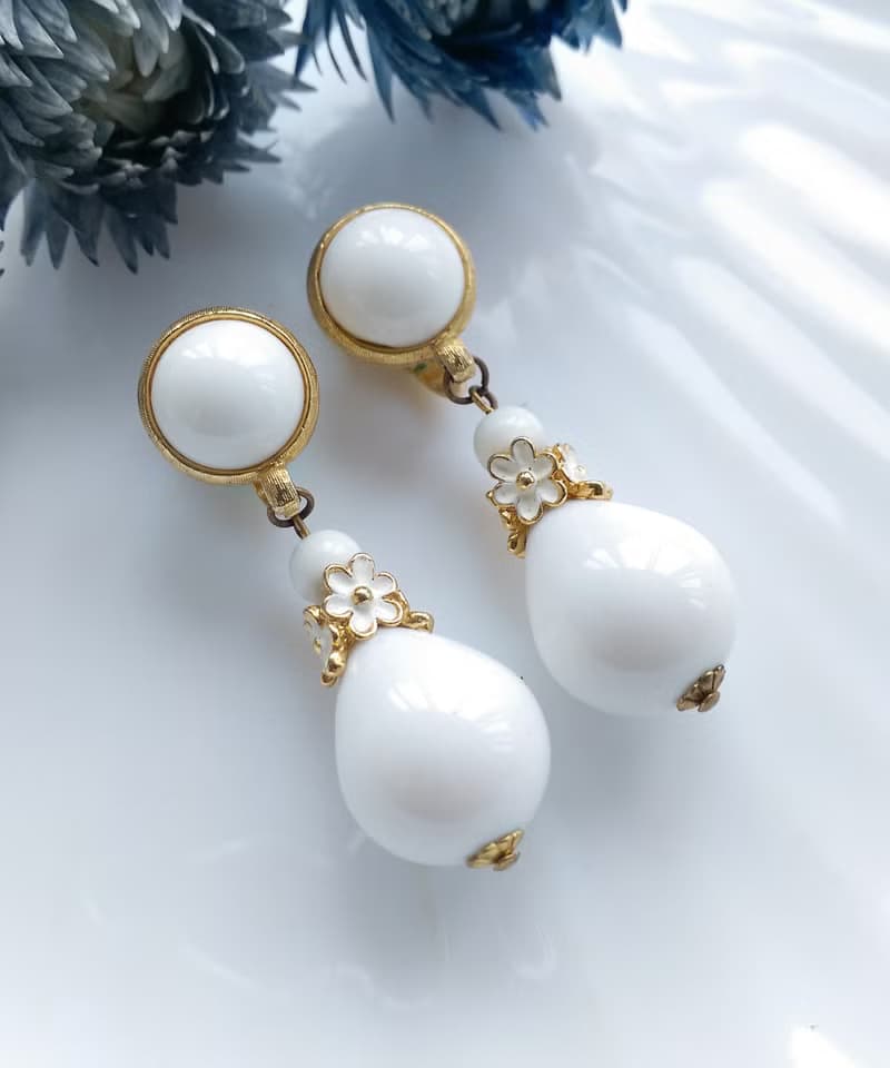 Vintage Jewelry 西洋古董飾品 TRIFARI 知性小花白珠 夾式耳環