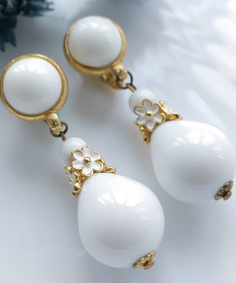 Vintage Jewelry 西洋古董飾品 TRIFARI 知性小花白珠 夾式耳環