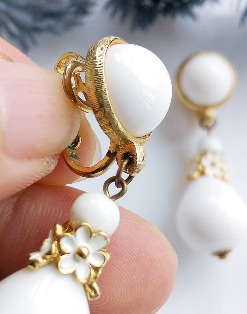 Vintage Jewelry 西洋古董飾品 TRIFARI 知性小花白珠 夾式耳環