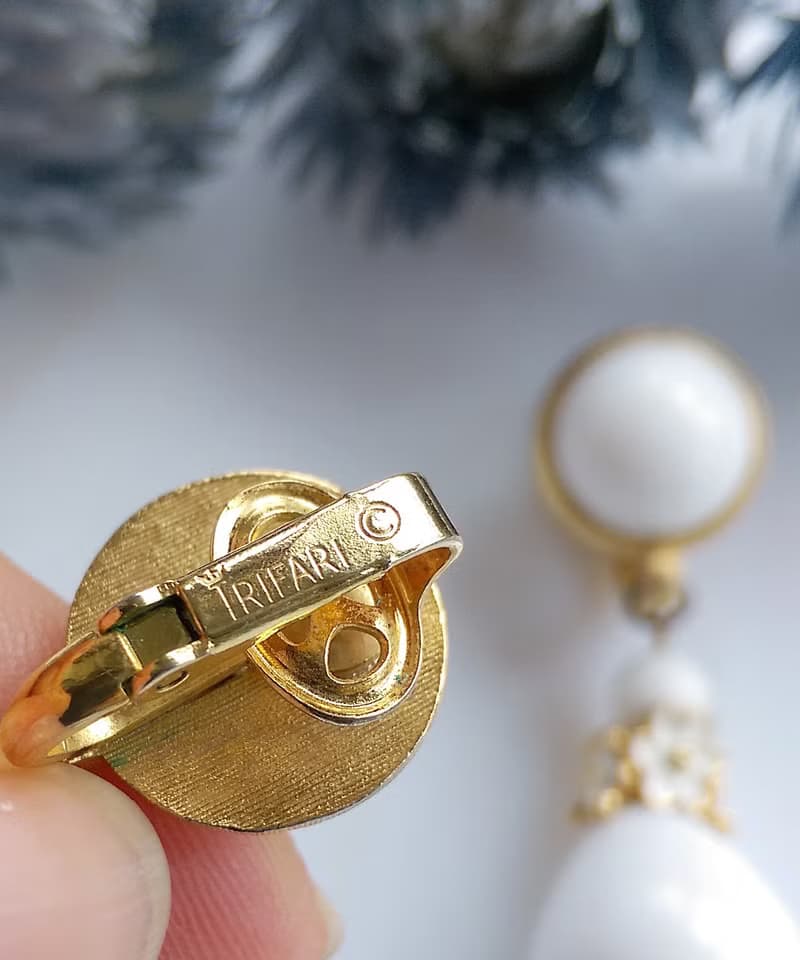 Vintage Jewelry 西洋古董飾品 TRIFARI 知性小花白珠 夾式耳環