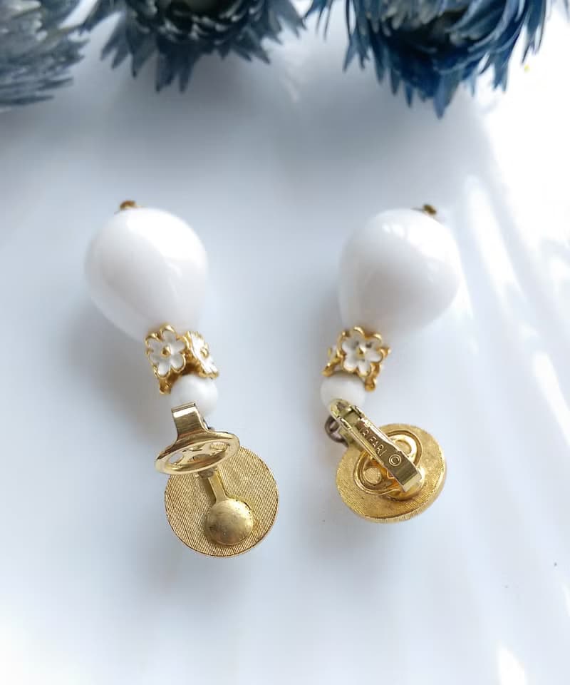 Vintage Jewelry 西洋古董飾品 TRIFARI 知性小花白珠 夾式耳環